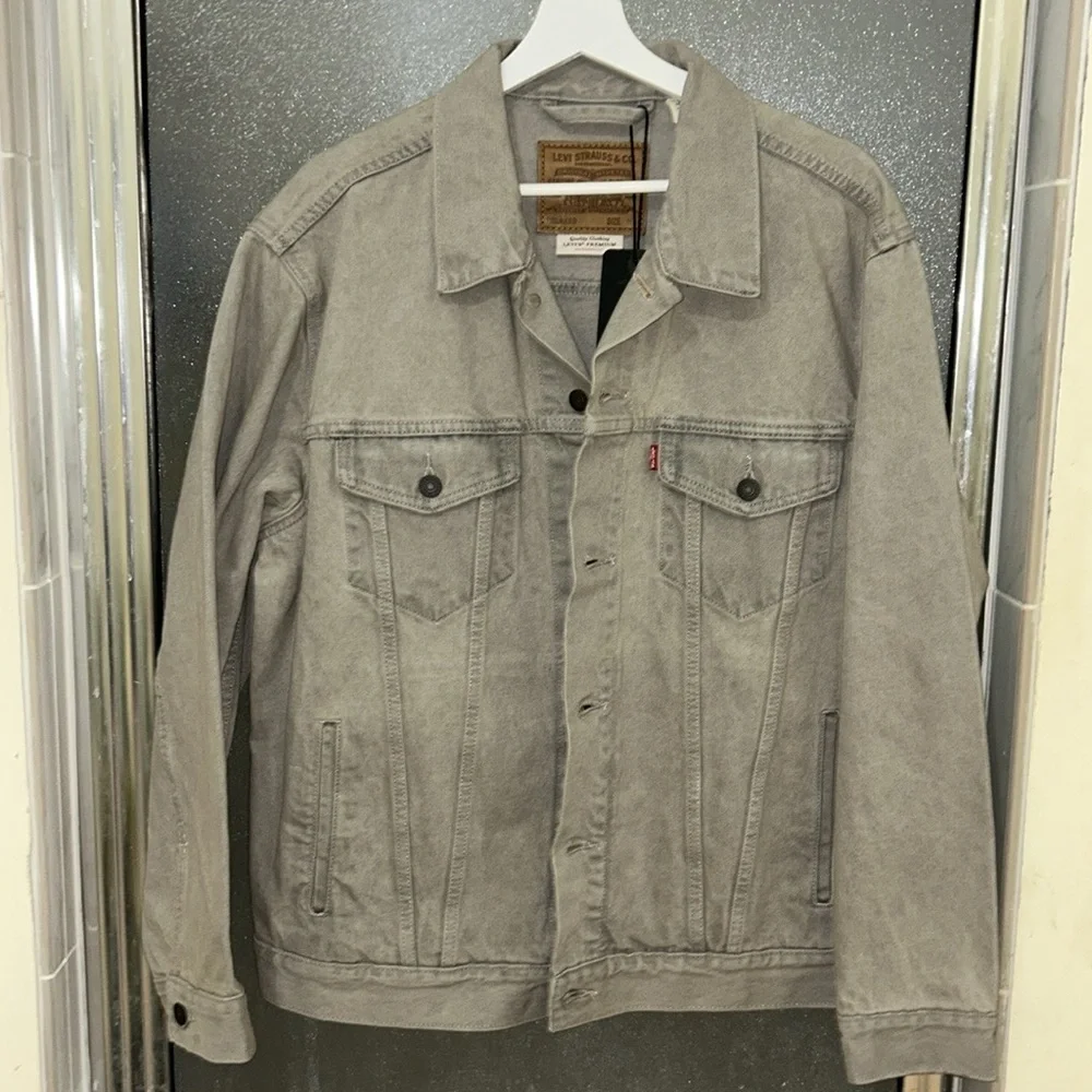 💜Firm Price💜 Levi’s premium relaxed fit trucker jacket - Picture 2 of 9